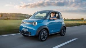 À 14 ans, pilotez cette micro-voiture électrique futuriste à 45 km/h et parcourez jusqu'à 120 km par charge