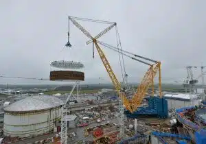 Big Carl : la grue titanesque qui soulève 5 000 tonnes, soit l&rsquo;équivalent de 1 000 voitures en un seul geste