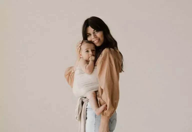 Cette maman transforme un hobby en or : son entreprise de porte-bébés atteint 20 millions d’euro par an
