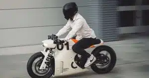 Ce deux-roues cyberpunk électrise : 161 km d&rsquo;autonomie et 153 km/h pour 20 000 $ à partir de 2025