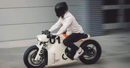 Ce deux-roues cyberpunk électrise : 161 km d&rsquo;autonomie et 153 km/h pour 20 000 $ à partir de 2025