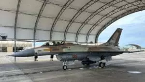 Ce F-16 commercial unique au monde, armé d&rsquo;IA et de missiles avancés, redéfinit l&rsquo;entraînement aérien moderne
