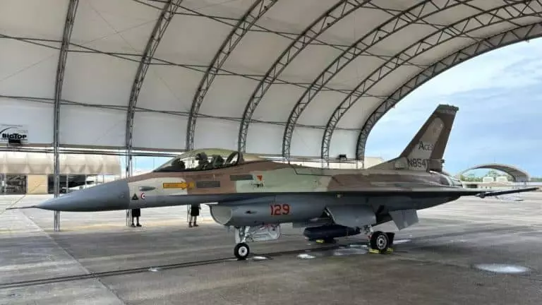 Le seul F-16 privé au monde s’équipe d’une IA, de brouilleurs et de missiles avancés pour des performances inédites Ce F-16 commercial unique au monde, armé d’IA et de missiles avancés, redéfinit l’entraînement aérien moderne