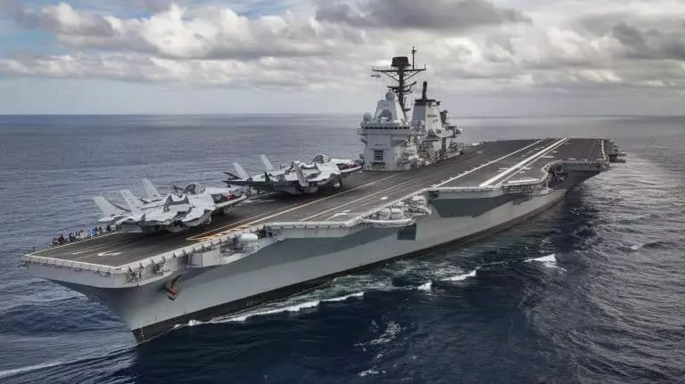 Aussi lourd que 3 porte-avions Charles de Gaulle, ce géant des mers de 112 000 tonnes écrase tous les records militaires Ce mastodonte naval, l'USS Gerald R. Ford, pourrait engloutir 3 Charles De Gaulle et pèse 112 000 tonnes colossales