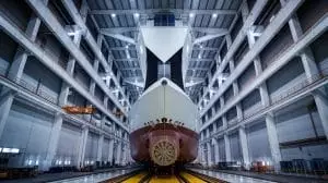 Ce moteur titanesque, aussi grand qu'un immeuble de 4 étages, propulse 11 000 conteneurs vers une nouvelle ère maritime