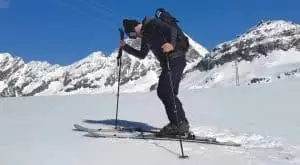 Ces skis électriques suisses augmentent votre vitesse de 80% et réduisent l’effort de 30% : le futur du ski alpinisme