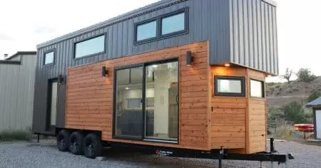 Cette mini-maison de 8,5 m offre le luxe d’un appartement avec baignoire et cheminée pour 139 900 $