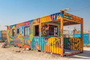 Découvrez cette innovation géniale : un club de sport solaire en conteneur pour soutenir les réfugiés du monde !