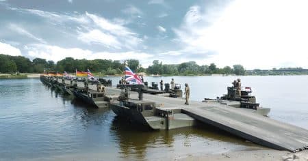 La Suède s&rsquo;arme : ce pont flottant déploie des chars en 35 minutes et pulvérise des records mondiaux