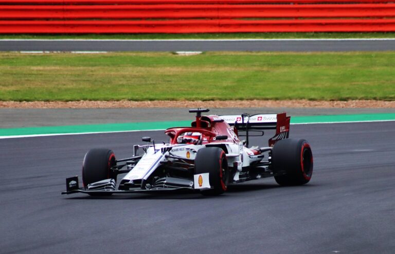 Vivez l&rsquo;adrénaline : ces résidences à 12 m de Silverstone vous plongent au cœur de la F1 avec 60 maisons de luxe