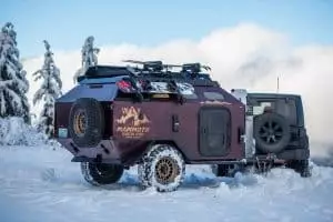 Ce mini-camping-car tout-terrain vous garde au chaud à -28 °C avec son lit king-size chauffé et batterie de 800 Ah