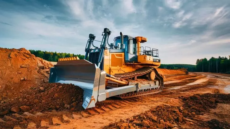 Aussi vaste que le bois de Vincennes, ce bulldozer télécommandé révolutionne le plus grand chantier en Europe du nord Ce bulldozer télécommandé révolutionne le plus grand chantier nordique, aussi vaste que le bois de Vincennes
