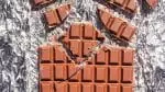 Face à la flambée des prix du cacao, des scientifiques révolutionnent l'industrie du chocolat en créant une version sans cacao, promettant durabilité et accessibilité.
