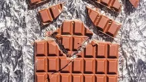 Face à la flambée des prix du cacao, des scientifiques révolutionnent l'industrie du chocolat en créant une version sans cacao, promettant durabilité et accessibilité.