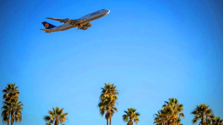 L&rsquo;avion de ligne le plus long du monde : ce colosse des airs mesure 76 mètres et devient une véritable bête des cieux