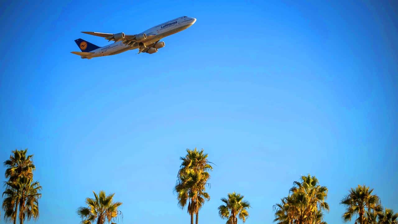 L&rsquo;avion de ligne le plus long du monde : ce colosse des airs mesure 76 mètres et devient une véritable bête des cieux