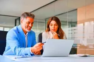Ce métier de l&rsquo;IA paie jusqu&rsquo;à 25 000€/mois et promet un avenir sécurisé sans diplôme requis