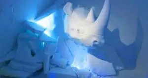 Un hôtel pas comme les autres : 500 tonnes de glace sculptées en suites féeriques à l’Icehotel en Suède Ce palais de glace suédois transforme 500 tonnes d’eau en œuvres d’art éphémères fascinantes chaque année