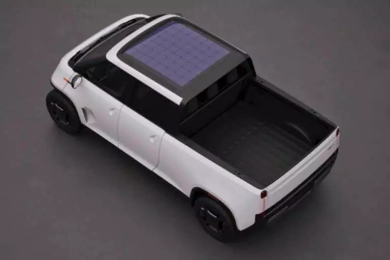 Ce petit pick-up solaire de 3,86m offre jusqu’à 560 km d’autonomie et promet une révolution pour les aventuriers urbains