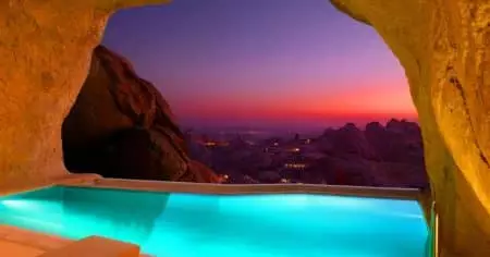 Ce refuge saoudien à 2 200 $ la nuit : un paradis suspendu entre ciel et montagne à couper le souffle