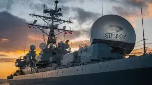 Ce réseau Wi-Fi « STINKY » dévoile une antenne Starlink secrète sur ce navire de guerre américain, un mystère digne d&rsquo;un thriller naval