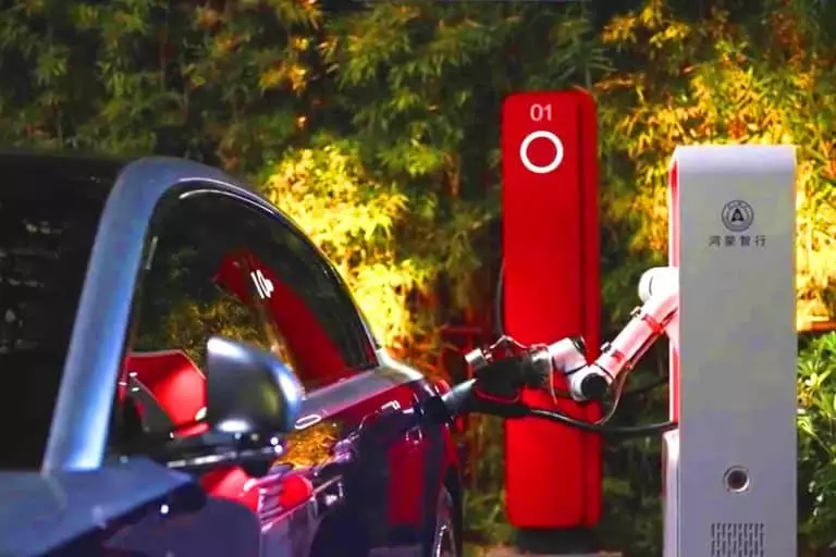 Ce bras robotique révolutionnaire recharge les voitures électriques tout seul… et il semble tout droit sorti d’un film de science-fiction Ce robot Huawei révolutionne la recharge : 100 kWh en 10 minutes, sans bouger de votre siège conducteur
