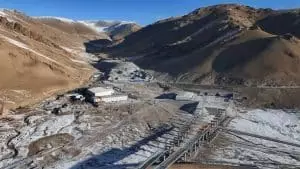 Ce tunnel express de 22 km en Chine réduit le trajet de 3h à 20 min et révolutionne la traversée des montagnes Tianshan