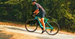 Ce vélo gravel en carbone à 4 989 $ combine technologie et style avec caméra 4K, GPS et mode Boost impressionnant