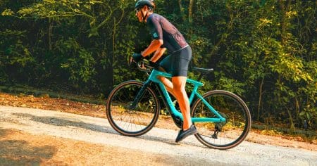 Ce vélo gravel en carbone à 4 989 $ combine technologie et style avec caméra 4K, GPS et mode Boost impressionnant