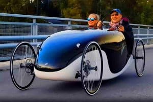Ce vélomobile électrique rétrofuturiste de 18 000 € redéfinit la mobilité urbaine : fini les embouteillages à Paris !