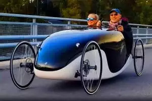 Ce vélomobile électrique rétrofuturiste de 18 000 € redéfinit la mobilité urbaine : fini les embouteillages à Paris !