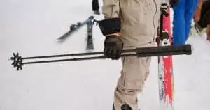 Ces bâtons de ski magnétiques révolutionnent le transport avec ce système d’aimants ingénieux pour en finir avec les galères sur les pistes Ces bâtons magnétiques transforment le transport du matériel de ski avec 20 % de praticité en plus : fini les galères sur les pistes