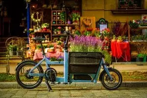 Cette e-bike pliante révolutionnaire se transforme comme un couteau suisse et sauve vos espaces de rangement