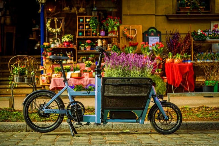 « Un couteau suisse sur deux roues » : ce vélo électrique révolutionnaire cache une astuce ingénieuse pour gagner de la place