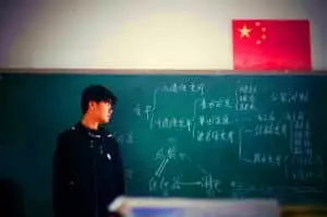 Cette école chinoise prétend sauver plus de 100 000 familles, mais crée une «positivité toxique» à la maison