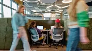 Cette génération Z perd 2 emplois sur 3 : quand rêves et réalités du travail s’affrontent brutalement