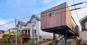 Cette maison japonaise suspendue sur des piliers défie la gravité et révolutionne l&rsquo;architecture de jardin
