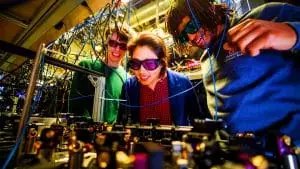 Cette percée quantique : des molécules piégées réalisent des opérations avec une précision stupéfiante de 94 %