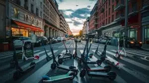 Débordée par les trottinettes électriques, cette ville adopte des mesures encore plus drastiques que Paris Cette ville espagnole impose des amendes jusqu'à 500 € pour lutter contre l'anarchie des trottinettes électriques
