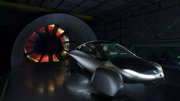 « Une autonomie qui défie l’impossible » : cette voiture électrique solaire promet 1 600 km et 163 km/h pour révolutionner la mobilité durable Cette voiture solaire Aptera promet 1 600 km d’autonomie et rivalise avec une vitesse de 163 km/h