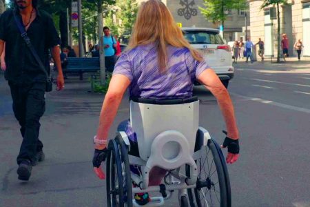 « Aussi agile qu’un skateboard : ce fauteuil roulant suisse piloté par le dos redéfinit la mobilité pour 6,8 millions de personnes »