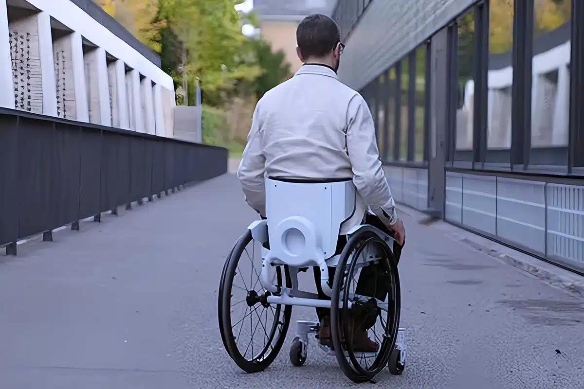 Un homme utilisant un fauteuil roulant.