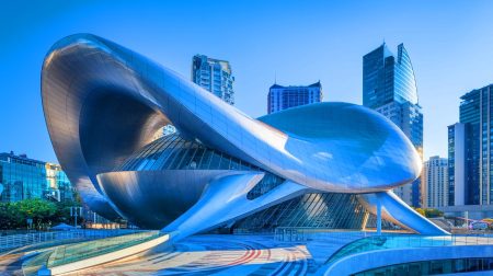 Avec une façade en aluminium comme un voile, ce centre culturel futuriste en Italie défie les vents du détroit de Messine