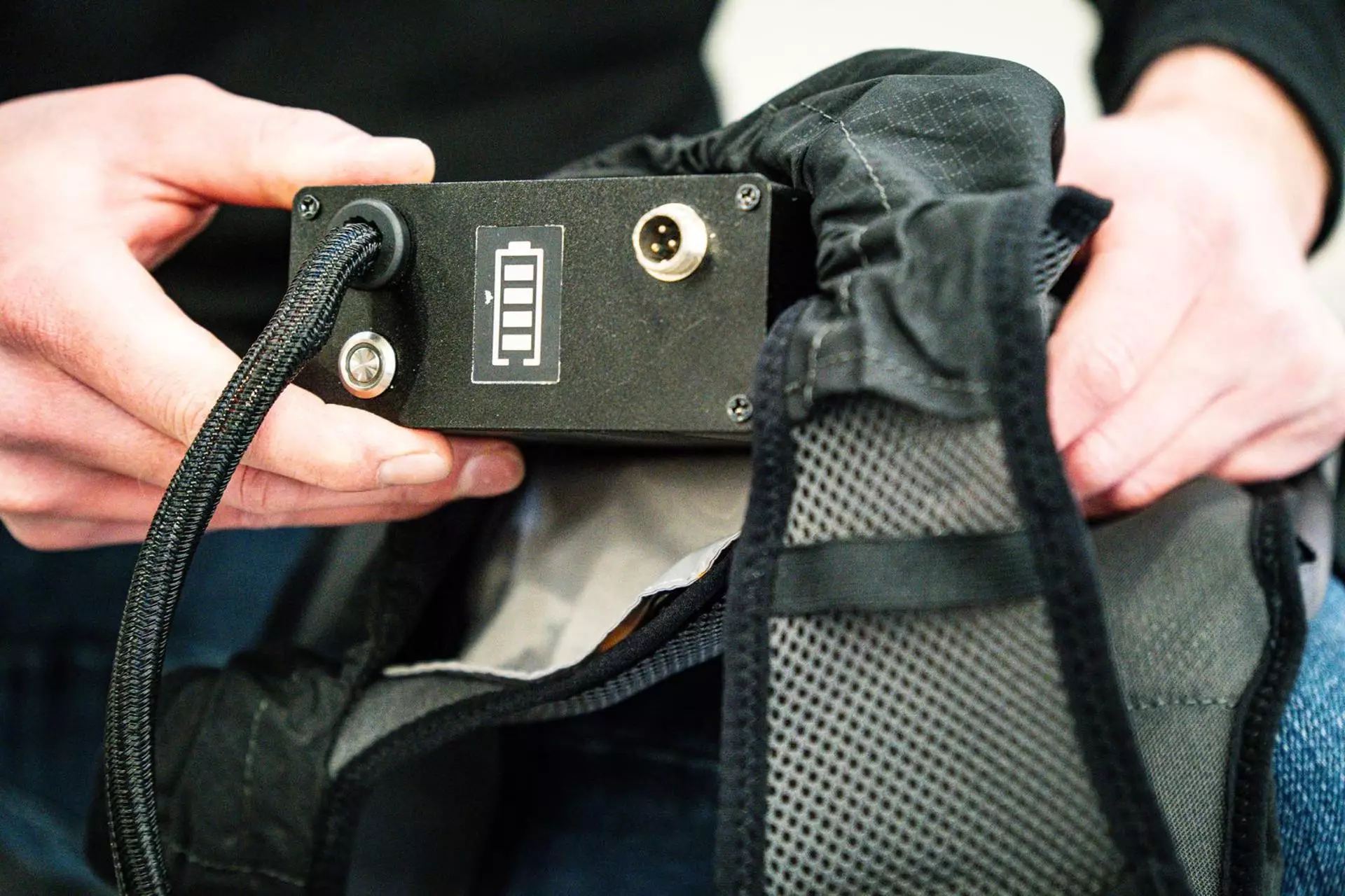 La batterie se transporte dans un sac à dos, ce qui rend effectivement l'indicateur de charge un peu difficile à voir pendant que vous patinez