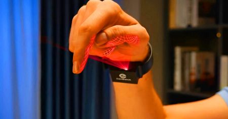 Ce bracelet laser futuriste de 92 g, aussi précis qu’un chirurgien, transforme vos gestes en commandes high-tech à 60 m de distance