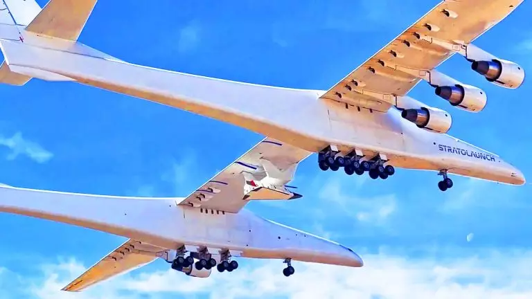 Ce mastodonte des airs, 117 mètres d’envergure, s’apprête à propulser le Talon-A, un engin hypersonique à Mach 6