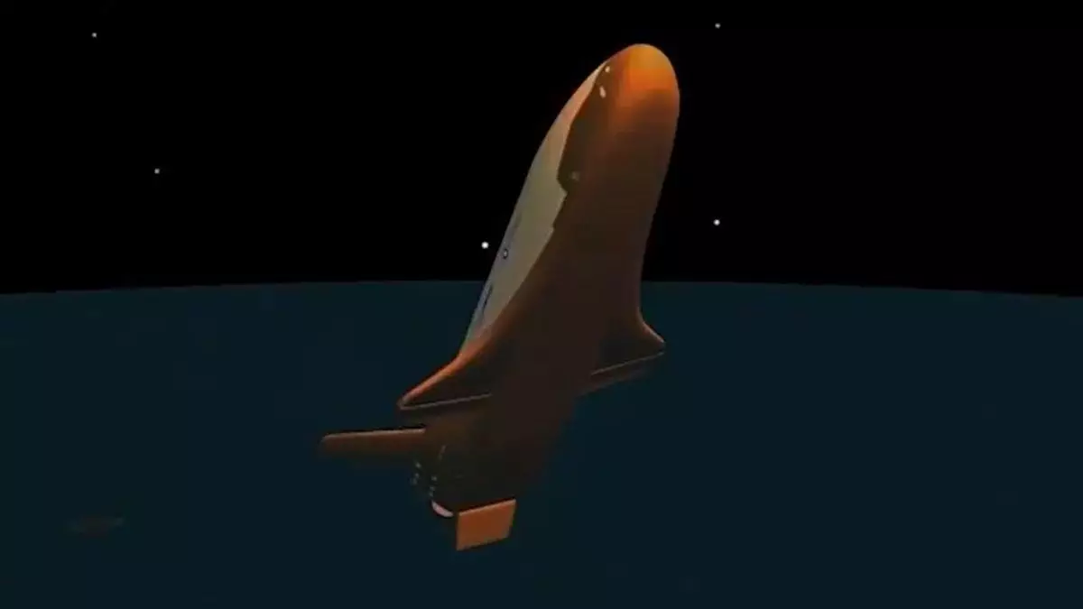Un vaisseau spatial doté de deux petites ailes navigue dans l'obscurité, enveloppé d'une lueur orange.