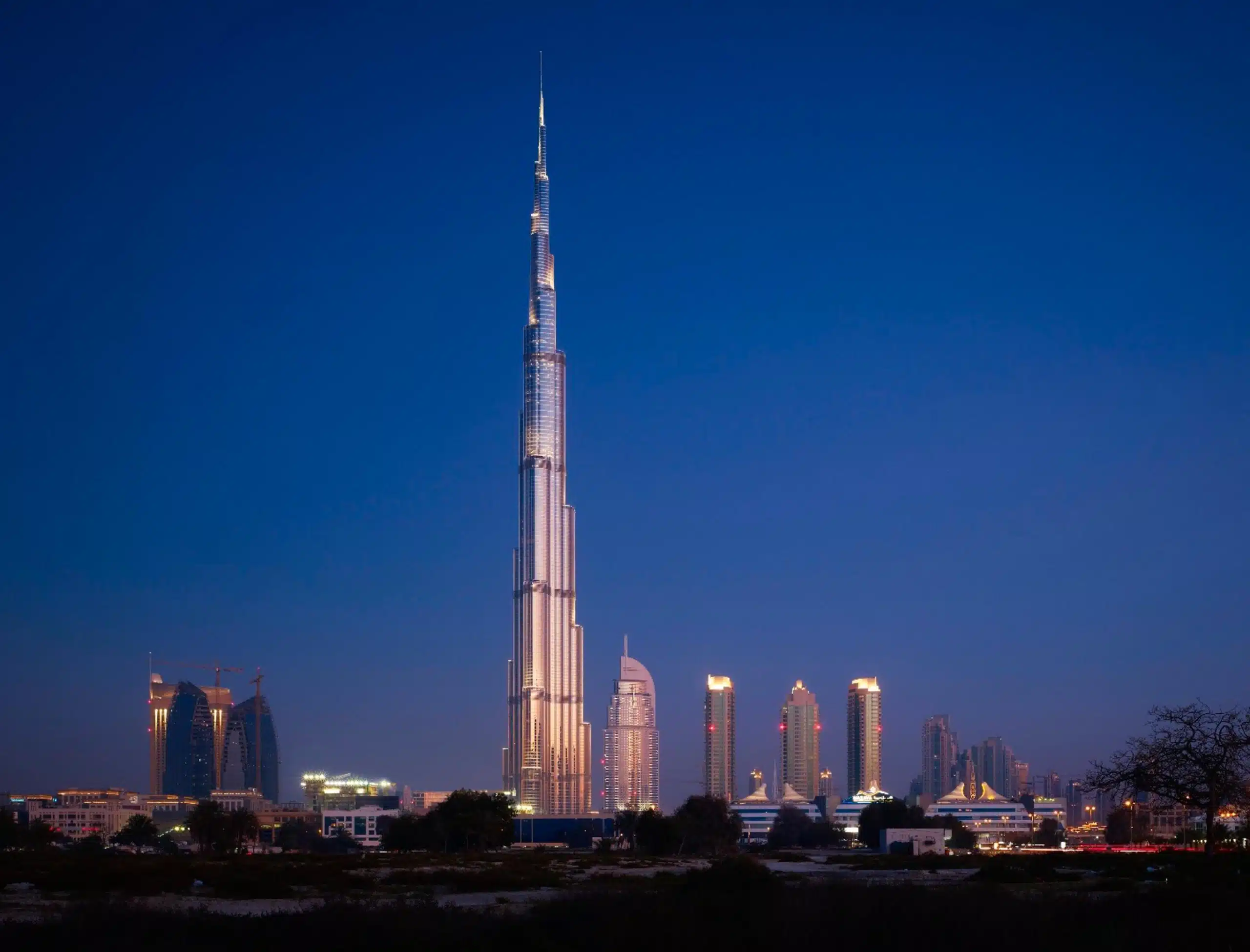Le Burj Khalifa est la plus haute tour du monde, culminant à un impressionnant 828 mètres