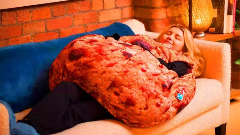Domino’s surprend avec un pouf géant en forme de cookie : l’accessoire ultime pour un hiver gourmand et cocooning Ce pouf chocolaté de Domino’s, aussi douillet qu’un cookie géant, promet de réchauffer 62% des cocooners cet hiver