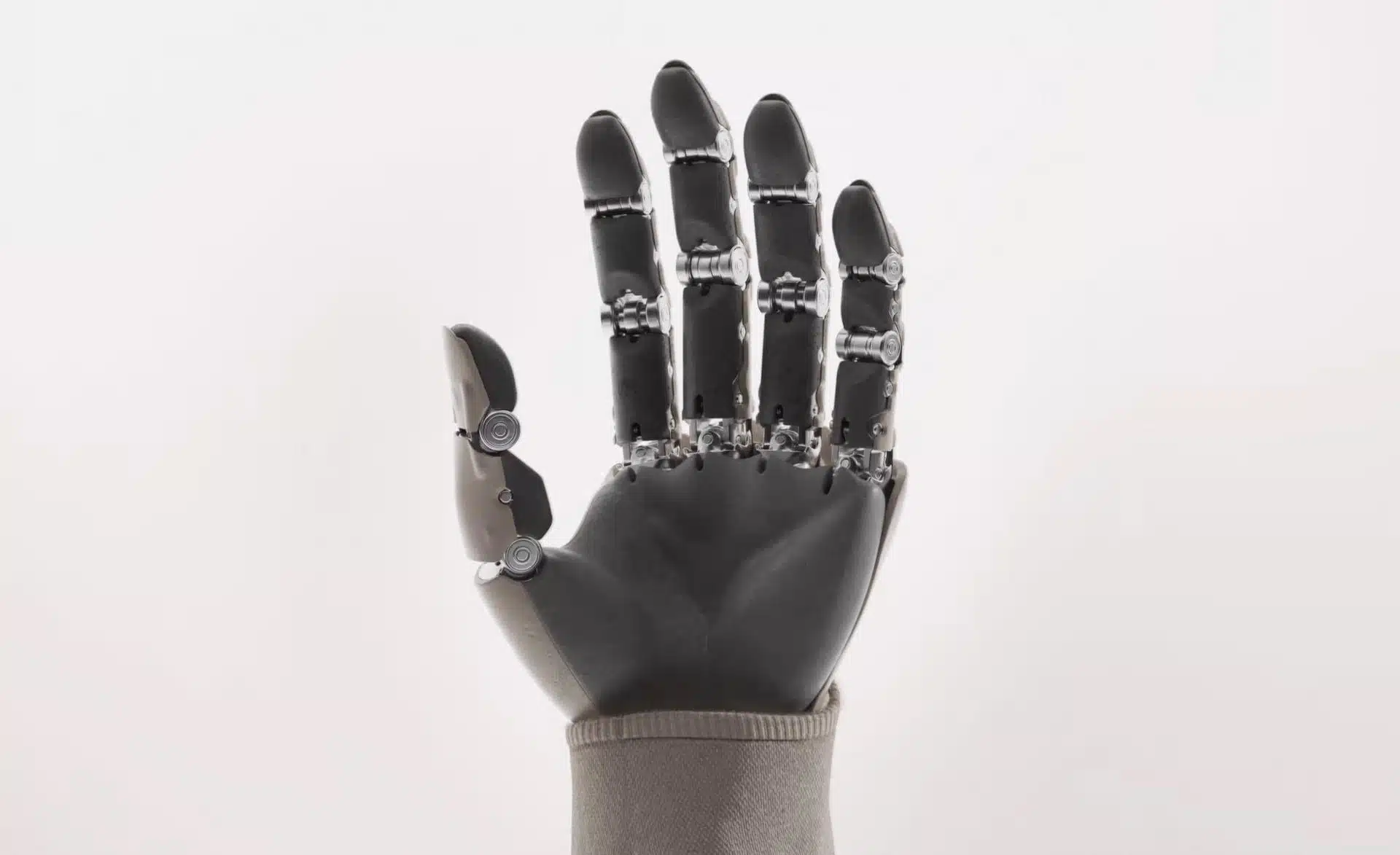 Les mains de Neo Gamma ressemblent beaucoup à celles d'un humain